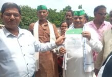 कुशीनगर :- प्राईमरी स्कूल प्रांगण से विधुत तार और पोल से खतरा, हटवाने की मांग, सौंपा ज्ञापन