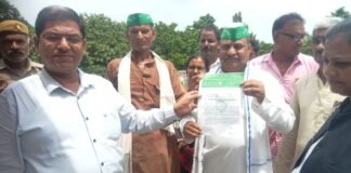 कुशीनगर :- प्राईमरी स्कूल प्रांगण से विधुत तार और पोल से खतरा, हटवाने की मांग, सौंपा ज्ञापन