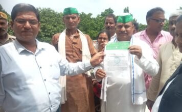 कुशीनगर :- प्राईमरी स्कूल प्रांगण से विधुत तार और पोल से खतरा, हटवाने की मांग, सौंपा ज्ञापन