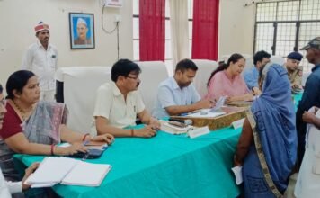 कुशीनगर :- जिलाधिकारी ने शिकायत पत्रों को गहनता से सुना, कुल 53 आवेदन पत्रों में से मात्र 08 का निस्तारण