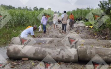 खड्डा : हड़हवा मंदिर झील का निर्माण कार्य, बिना स्पर बनाये लगा दिया पाइप, भरी गई मिट्टी पानी में विलीन
