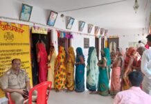 कप्तानगंज:- ग्राम प्रधान पद हेतु उपचुनाव शांतिपूर्ण सम्पन्न, मतदान देने में महिलाओं व बुजुर्गों में दिखा उत्साह