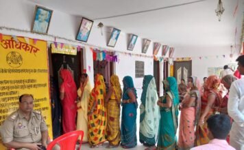 कप्तानगंज:- ग्राम प्रधान पद हेतु उपचुनाव शांतिपूर्ण सम्पन्न, मतदान देने में महिलाओं व बुजुर्गों में दिखा उत्साह