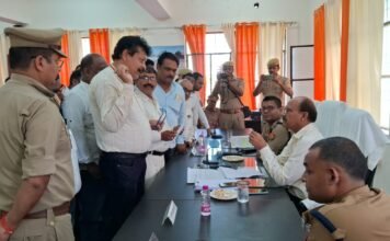 समाधान दिवस : अधिकारियों का दायित्व है कि ज़नसमस्याओं का समाधान करायें – डीएम