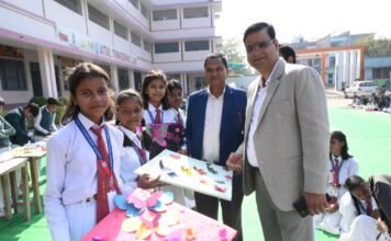 माडल प्रदर्शनी में विद्यार्थियों ने दिया परागण में सहायक तितलियों को बचाने का संदेश