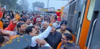 सांसद सहित विधायक गणों ने कप्तानगंज जंक्शन पर अध्योया धाम दरभंगा अमृत भारत ट्रेन का स्वागत किया