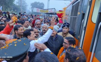 सांसद सहित विधायक गणों ने कप्तानगंज जंक्शन पर अध्योया धाम दरभंगा अमृत भारत ट्रेन का स्वागत किया