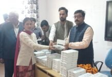 आई0 टी0 आई0 पडरौना में टैबलेट वितरण किया गया