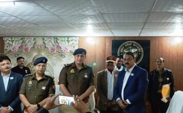 जनपद स्तरीय अधिकारीगण को झंडा स्टीकर लगाकर मनाया गया सशस्त्र सेना झंडा दिवस