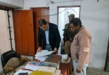 आकस्मिक निरीक्षण के दौरान गैरहाजिर अधिकारियों एवं कार्मिकों का स्पष्टीकरण जारी करने के डीएम ने दिए निर्देश
