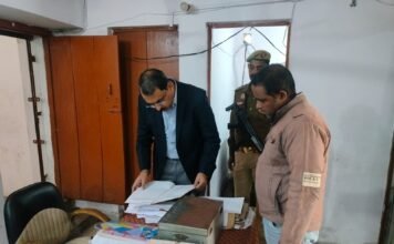 आकस्मिक निरीक्षण के दौरान गैरहाजिर अधिकारियों एवं कार्मिकों का स्पष्टीकरण जारी करने के डीएम ने दिए निर्देश