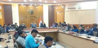 डीएम ने की सीएम डैशबोर्ड पर विकास कार्यों की समीक्षा बैठक, निर्धारित लक्ष्य के सापेक्ष शत% कार्य कराने के दिए निर्देश