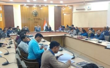 डीएम ने की सीएम डैशबोर्ड पर विकास कार्यों की समीक्षा बैठक, निर्धारित लक्ष्य के सापेक्ष शत% कार्य कराने के दिए निर्देश