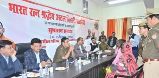डीएम की अध्यक्षता में तहसील खड्डा सभागार में सम्पूर्ण समाधान दिवस का किया गया आयोजन