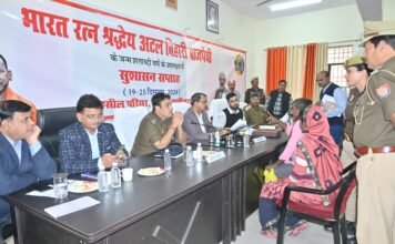 डीएम की अध्यक्षता में तहसील खड्डा सभागार में सम्पूर्ण समाधान दिवस का किया गया आयोजन