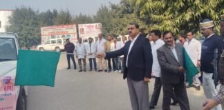 जिलाधिकारी ने खुरपका मुंहपका रोग टीकाकरण अभियान के अंतर्गत हरी झंडी दिखाकर सचल वाहनों को किया रवाना