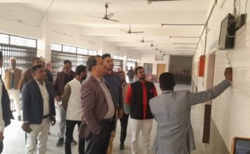 राजनैतिक दलों के प्रतिनिधियों की उपस्थिति में जिलाधिकारी ने किया ईवीएम वेयरहाउस का निरीक्षण