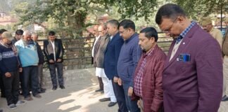 कलेक्ट्रेट बार एसोसिएशन कप्तानगंज में पूर्व प्रधानमंत्री को दी गई श्रद्धांजलि