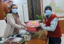 निक्षय मित्र बन टीबी रोगियों से रखे भावनात्मक लगाव-सीडीओ, सीडीओ ने टीबी रोगी को दूसरे माह की सौपी पोटली