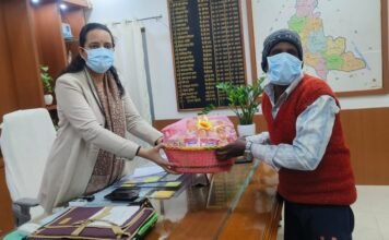 निक्षय मित्र बन टीबी रोगियों से रखे भावनात्मक लगाव-सीडीओ, सीडीओ ने टीबी रोगी को दूसरे माह की सौपी पोटली