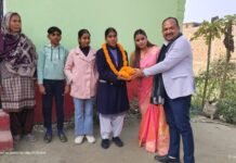 जाफरीन को सरस्वती ग्रुप ऑफ कॉलेजेज के प्रबंध निदेशक पवन दूबे ने सम्मानित किया