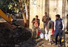 सीओ के नेतृत्व में अवैध शराब लागत 30 हजार को न्यायालय के आदेशानुसार नष्ट किया गया