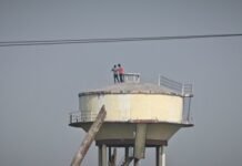 पानी की टंकी पर चढ़कर खतरनाक स्टंट कर मौत को दावत दे रहे है बच्चे, वीडियो वायरल