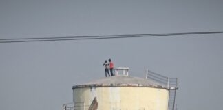 पानी की टंकी पर चढ़कर खतरनाक स्टंट कर मौत को दावत दे रहे है बच्चे, वीडियो वायरल