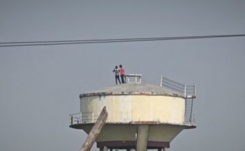 पानी की टंकी पर चढ़कर खतरनाक स्टंट कर मौत को दावत दे रहे है बच्चे, वीडियो वायरल
