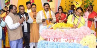 राधेश्याम शास्त्री द्वारा सुनाए गए श्रीकृष्ण जन्म का प्रसंग सुन भाव विभोर हुए श्रद्धालु