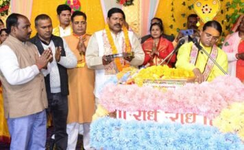 राधेश्याम शास्त्री द्वारा सुनाए गए श्रीकृष्ण जन्म का प्रसंग सुन भाव विभोर हुए श्रद्धालु