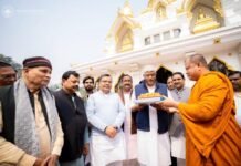 थाई भिक्षुओं ने केंद्रीय मंत्री को भेंट की बुद्ध की प्रतिमा