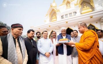 थाई भिक्षुओं ने केंद्रीय मंत्री को भेंट की बुद्ध की प्रतिमा