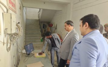 जिलाधिकारी ने किया ईवीएम-वीवीपैट वेयरहाउस व कैमरों एवं उपकरणों का निरीक्षण