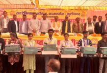 रमा टेक्निकल कालेज ने होनहार मेधावी विद्यार्थियों को पुरस्कार में दिए 12 कम्प्यूटर, बच्चों के खिले चेहरे