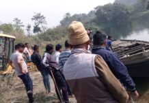 खनन अधिकारी ने अवैध खनन में संलिप्त नाव को तोड़वाया
