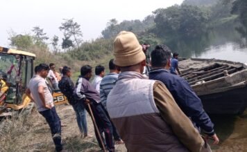 खनन अधिकारी ने अवैध खनन में संलिप्त नाव को तोड़वाया