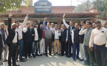 अधिवक्ता संशोधन बिल के विरोध में सड़क पर उतरे अधिवक्ता, न्यायिक कार्य से किया विरत