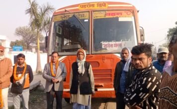 जटहां बाजार से गोरखपुर तक शुरू हुई रोडवेज बस सेवा, रोडवेेज बस संचालन से क्षेत्र में खुशी की लहर, बांटी मिठाईयां