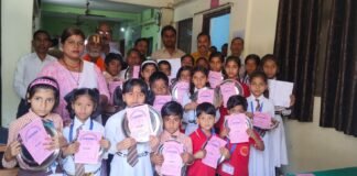 वार्षिक परीक्षा में सफ़लता हासिल किए बच्चों को मिला पुरस्कार, मेधावियों के खिले चेहरे