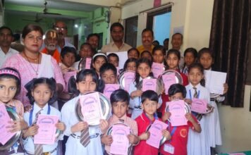 वार्षिक परीक्षा में सफ़लता हासिल किए बच्चों को मिला पुरस्कार, मेधावियों के खिले चेहरे