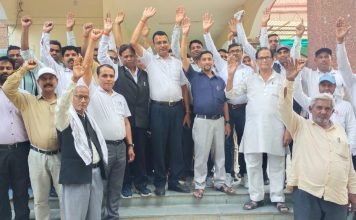 अधिवक्ताओं ने तहसीलदार के विरुद्ध खोला मोर्चा, तहसीलदार कोर्ट का किया बहिष्कार