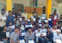 टैबलेट पाकर खुशी से खिल उठे बच्चों के चेहरे