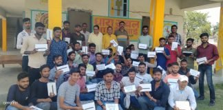 टैबलेट पाकर खुशी से खिल उठे बच्चों के चेहरे