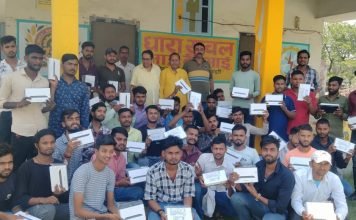 टैबलेट पाकर खुशी से खिल उठे बच्चों के चेहरे