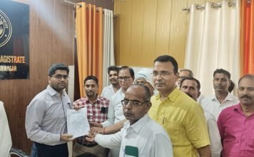 आतंकवाद पर कठोर कार्यवाही के लिए अधिवक्ताओं ने सौंपा ज्ञापन