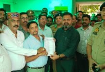 अधिवक्ताओं ने समस्याओं के समाधान के लिए डीएम को सौंपा ज्ञापन