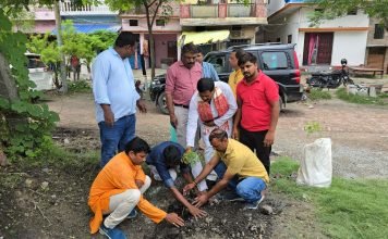 एक पेड़ मां के नाम किया गया पौधरोपण, पेड़ पौधों के बिना जीवन की कल्पना नहीं की जा सकती – विधायक विनय प्रकाश गौड़