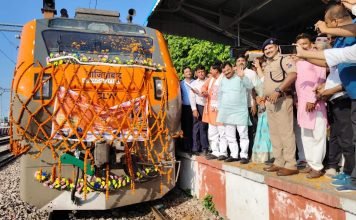 उत्तर प्रदेश और बिहार के विकास को मिली नई दिशा, बापूधाम मोतिहारी–आनंद विहार टर्मिनल अमृत भारत ट्रेन हरी झंडी दिखाकर हुआ शुभारम्भ