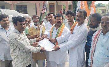 ब्लॉक कांग्रेस कमेटी खड्डा ने जनहित के मुद्दों, सरकारी योजनाओं में हुए भ्रष्टाचार, यूरिया की किल्लत, ट्रेनों का निर्धारित समय पर संचालन सहित 05 सूत्रीय माँगों का ज्ञापन सौंपा